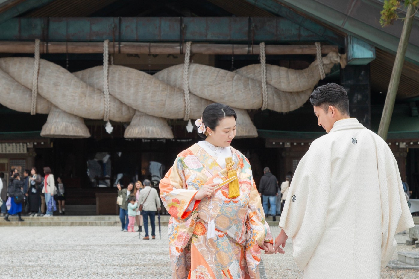 出雲大社結婚式場・神楽殿の大注連縄と色打掛の新婦